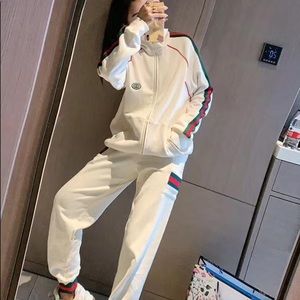 Meet your Posher, Dee